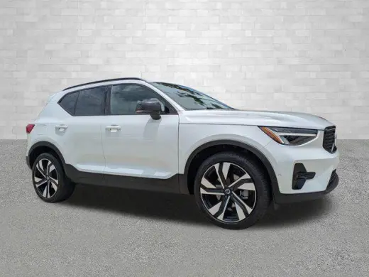 Volvo XC40 2023 AWD B5 Plus Tema Oscuro 4 puertas SUV