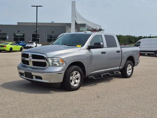 Ram 1500 Classic 2022 4x4 Tradesman 4 puertas Cabina doble 5.5 pies. Pickup SB