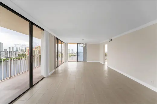 Propiedad en alquiler con 3 dormitorios y 3 baños en Sunny Isles Beach