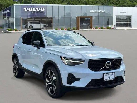 Volvo XC40 2024 AWD B5 Plus Tema Oscuro 4p SUV