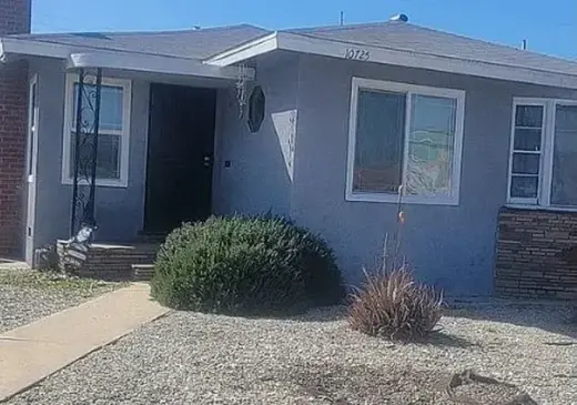 2 BEDROOM HOUSE GARAGE PARKING