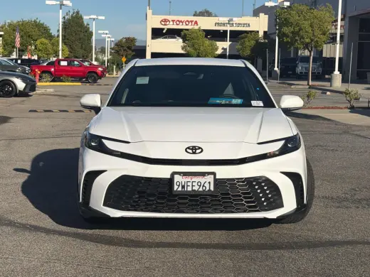 Sedán de 4 puertas Toyota Camry SE 2026