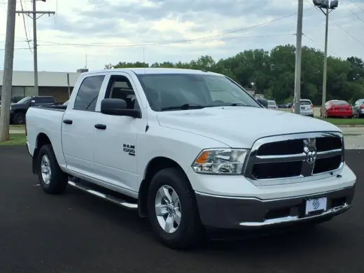 Ram 1500 Classic 2022 4x2 Tradesman 4p Cabaína Tripa 5.5 pies ST Camioneta