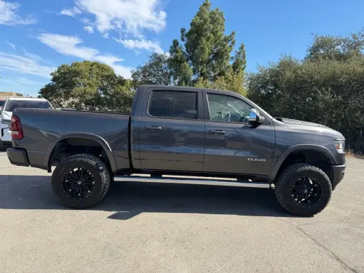 Ram 1500 2019 4x4 Laramie 4p Puerta de Tripulación 5.6 ft. SB Camioneta