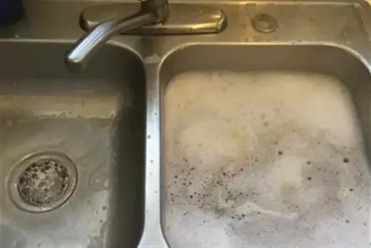 KITCHEN-SINK-FAUCET-DRAIN
