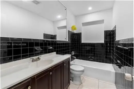 Propiedad en alquiler con 5 dormitorios y 2 baños en Wilton Manors