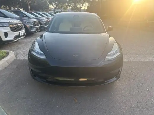 Tesla Model 3 Mid Range de 4 puertas y carrocería fastback de 2018