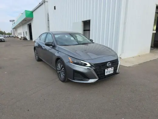 Sedán de 4 puertas Nissan Altima 2.5 SV 2025
