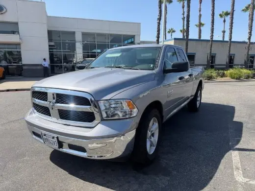 Ram 1500 Clásico 2024 4x4 SLT 4p Cuadro Cab 6.3 ft. SB Camioneta