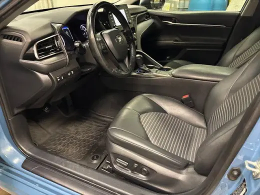 Toyota Camry 2023 SE Sedán 4 puertas
