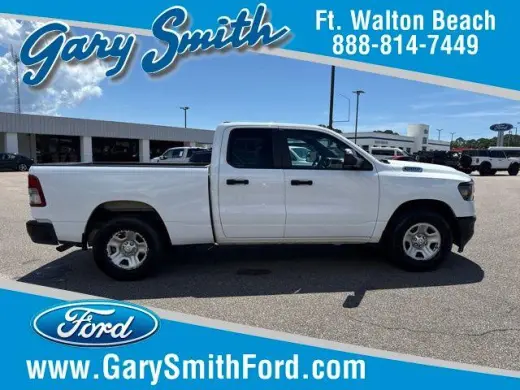 Ram 1500 2023 4x2 Tradesman Quad Cab de 4 puertas, cama de 6.4 pies
