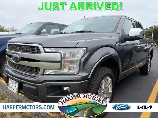 Ford F-150 2020 4x4 Platinum 4dr SuperCrew con remolque de 5.5 ft. SB