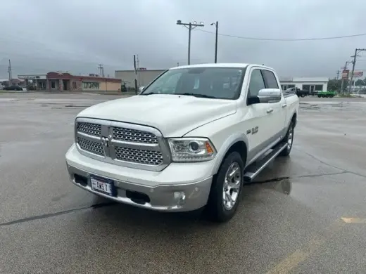 Ram 1500 2017 4x4 Laramie Cabina y Plataforma de 4 Puertas 5.5 pies de Caja Extendida