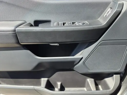 Ford F-150 2023 4x4 XL 4dr SuperCrew con cabina de 6.5 pies de largo.