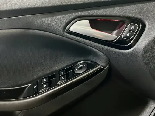 Ford Focus 2017 SEL 4dr Sedán