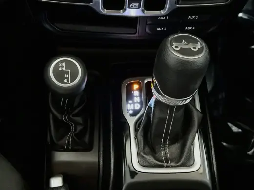 Jeep Wrangler Unlimited 2018 4x4 Sahara 4 puertas SUV (lanzamiento de mitad de año)