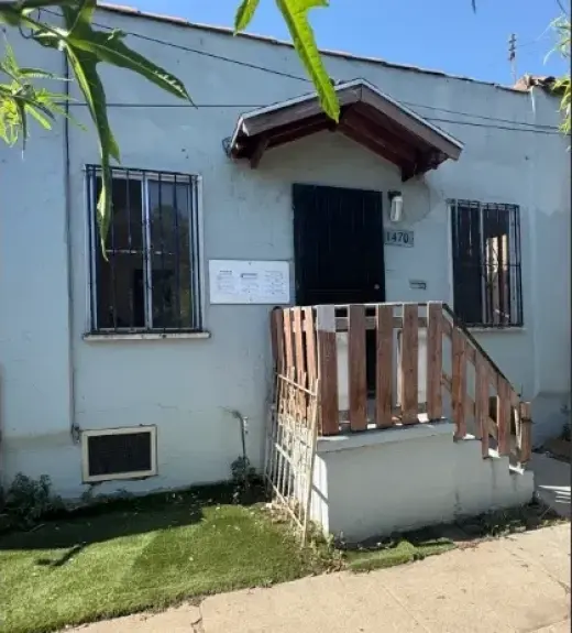 EN LOS ANGELES, SE RENTA CASITA
