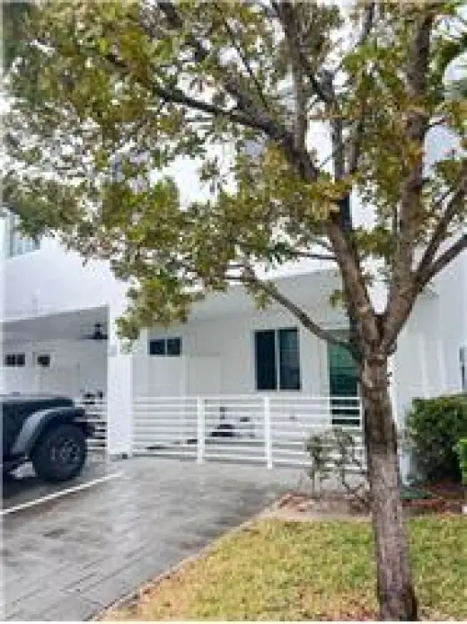 Propiedad en alquiler con 3 habitaciones y 2.5 baños en Doral