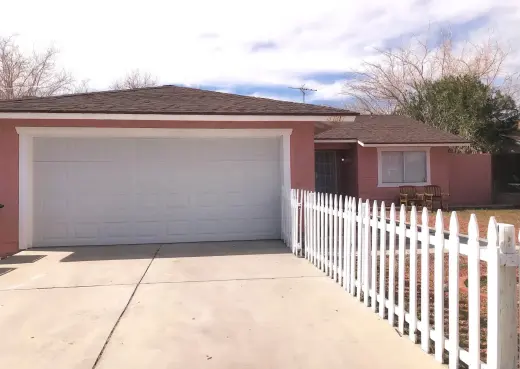 PALMDALE- RENTO CASA DE 3 RECS.
