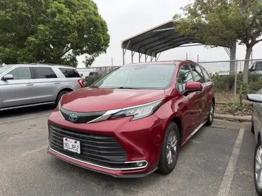 Toyota Sienna 2023 XLE de 8 pasajeros y 4 puertas minivan
