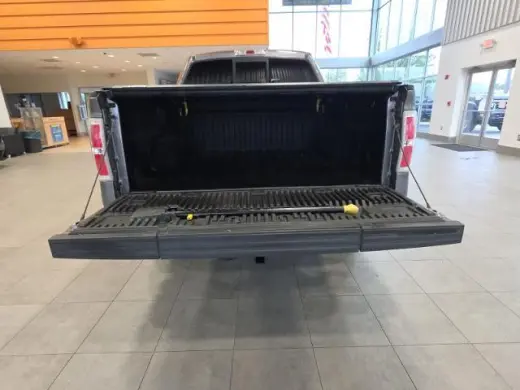 Ford F-150 2011 4x4 Lariat 4p SuperCrew Styleside 5.5 ft. SB Metálica Gris Plata CARFAX Propietario Único. 14/19 MPG Ciudad/Carretera Ford F-150 Lariat 4WD 6-Velocidades Automática Electrónica 5.0L V8 FFV 5.0L V8 FFV, 4WD. ¡PRECIOS AL POR MAYOR PARA TODOS