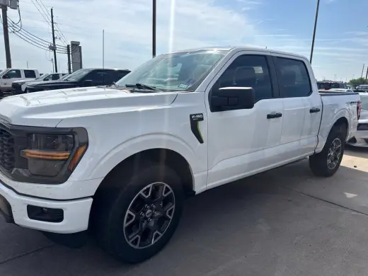 Ford F-150 2024 4x4 STX 4dr SuperCrew con 5.5 pies de longitud de cama.
