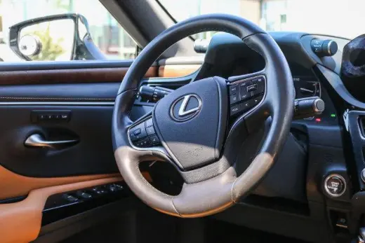Sedán Lexus ES 350 2023 de 4 puertas