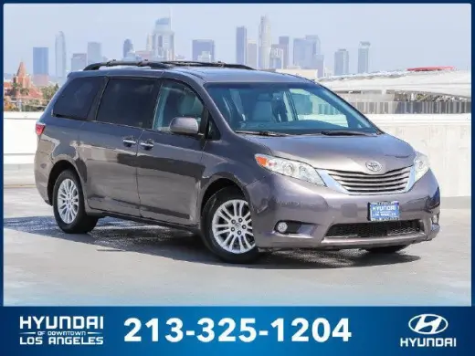 Toyota Sienna 2017 XLE 7-Pasajeros Asiento de Acceso Automático 4p Mini-Van