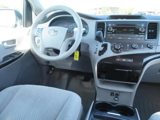 Toyota Sienna 2011 LE 8-Pasajeros 4p Mini-Van V6