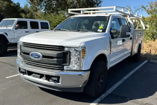 Ford F-350 Super Duty 2019 4x2 XLT 4dr Crew Cab 179 in. WB SRW Chassis