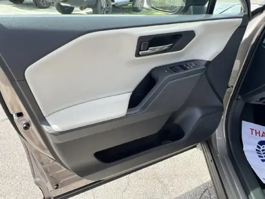 Toyota RAV4 2026 LE SUV de 4 puertas
