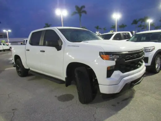 Chevrolet Silverado 1500 2026 4x2 Custom 4 puertas Crew Cab 1.77 m