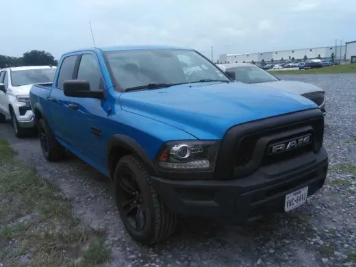 Ram 1500 Classic 2024 4x2 Warlock 4dr Crew Cab pickup con cama de 5.5 pies