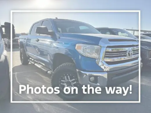 Toyota Tundra 2017 4x4 SR5 4dr CrewMax Cab Camioneta SB (5.7L V8)