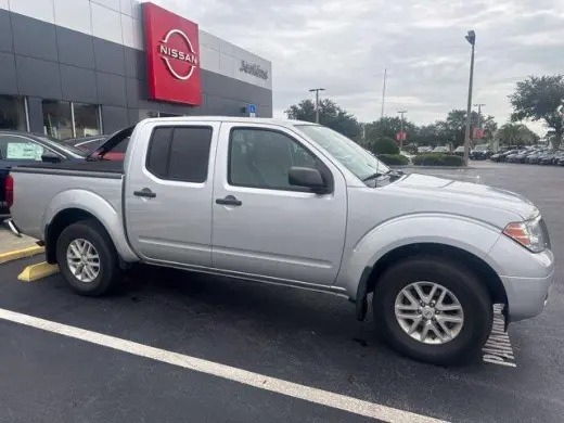 Nissan Frontier 2020 4x4 SV 4puertas Crew Cab 5 pies SB