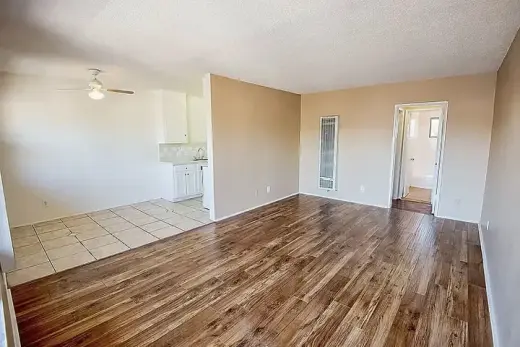 un amplio dormitorio y un baño