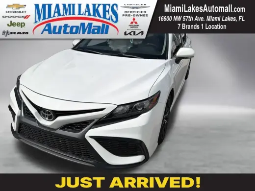 Toyota Camry 2022 SE Sedán de 4 puertas