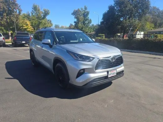 Toyota Highlander 2021 con transmisión automática a las cuatro ruedas y limitado en version 4 ruedas de SUV.