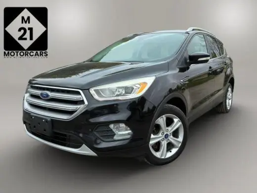 Ford Escape 2017 con tracción en las fouraz y Titanium 4dr SUV