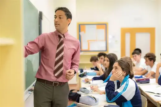 EMPLEO PARA PROFESORES LATINOS