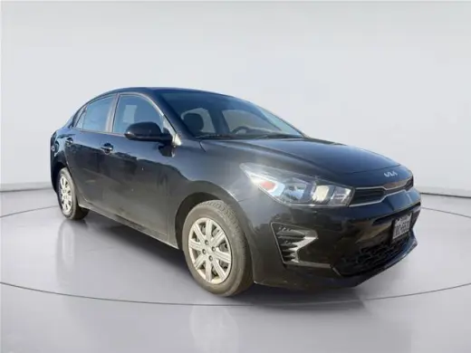 Vehículo Kia Rio 2023 LX de 4 puertas sedán