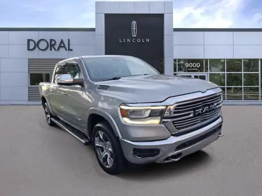 Ram 1500 2021 4x4 Laramie 4dr Crew Cab con un plato de 5.6 pies de largo