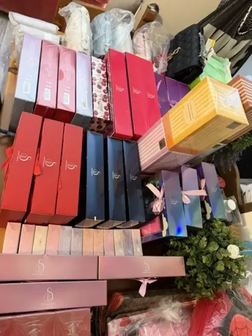 Venta de bolsas y perfumes
