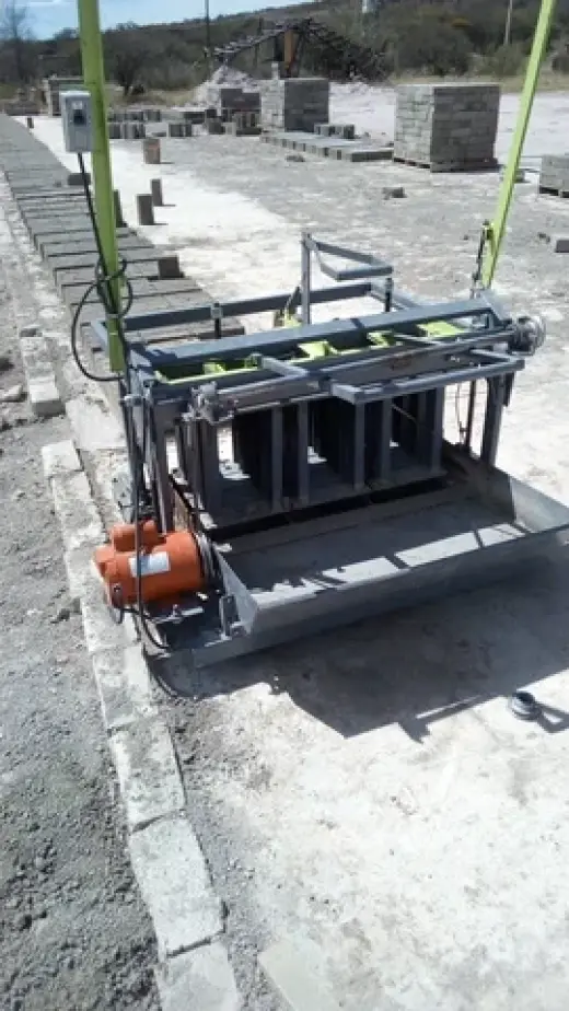 Maquina bloquera móvil