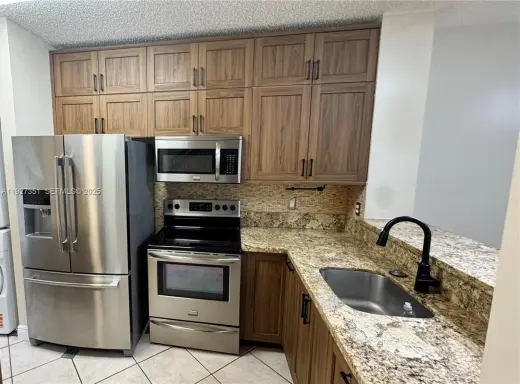 Propiedad en alquiler con 2 habitaciones y 2.5 baños en Pembroke Pines