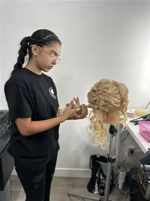 CLASES MAQUILLAJE Y PEINADO