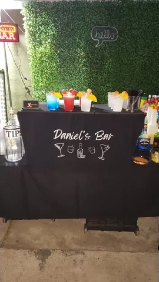 BARTENDER $300 dls X 5 Hrs