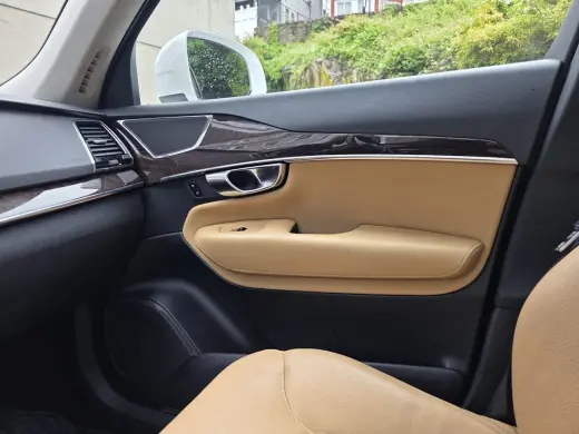 2016 Volvo XC90 T6 Momentum