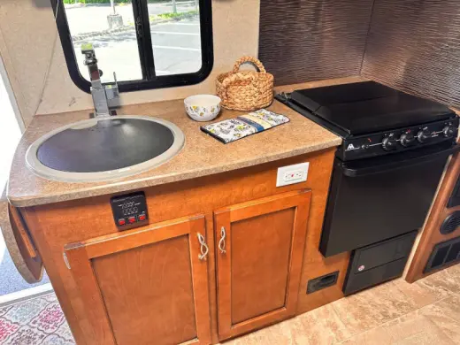 2013 Lance 1985 model 23 ft
