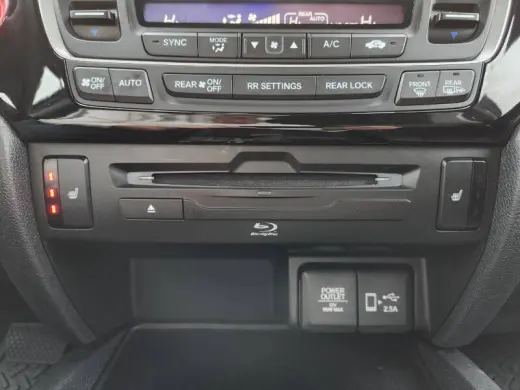 2020 Honda Pilot Touring w/Rear Captain's Chairs